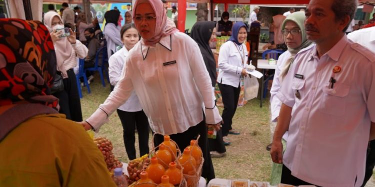 Ketua TP-PKK Kota Palu Secara Resmi Membuka Gebyar Pasar Tani dan UMKM