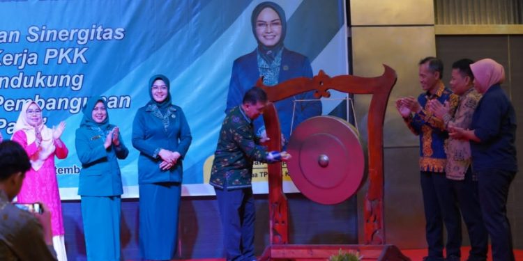 Asisten III Setda Kota Palu Membuka Secara Resmi Rakon TP-PKK Kota Palu Tahun 2023