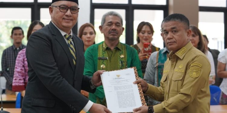 Lantik Roy Elisa Sumakul Menjadi Direktur Perumdam Avo Kota Palu, Berikut Harapan Wali Kota