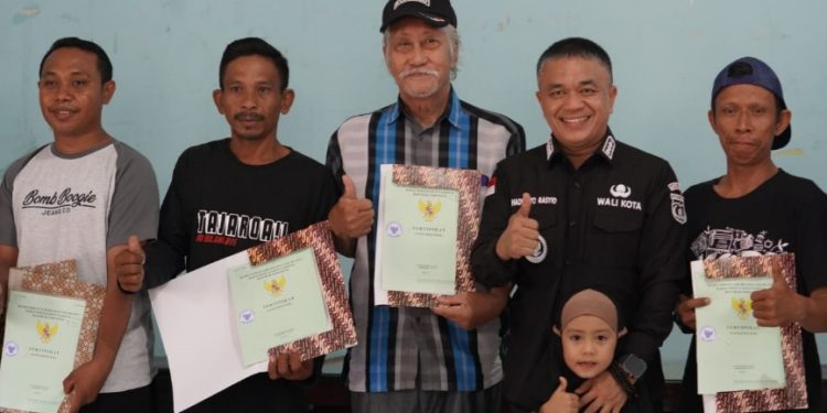 Wali Kota Palu Serahkan 89 Sertifikat Hak Milik Kepada Masyarakat Huntap Duyu