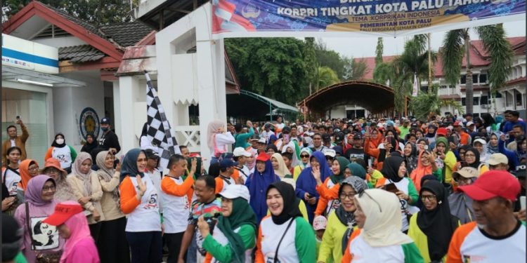 Wali Kota Palu Melepas Peserta Jalan Santai HUT KORPRI Ke-52