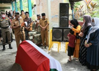 Staf Ahli Setda Kota Palu Melepas Jenazah Almarhum Nur Anggraini