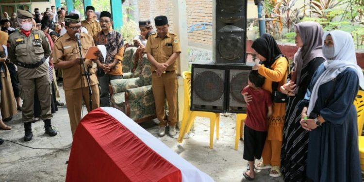 Staf Ahli Setda Kota Palu Melepas Jenazah Almarhum Nur Anggraini