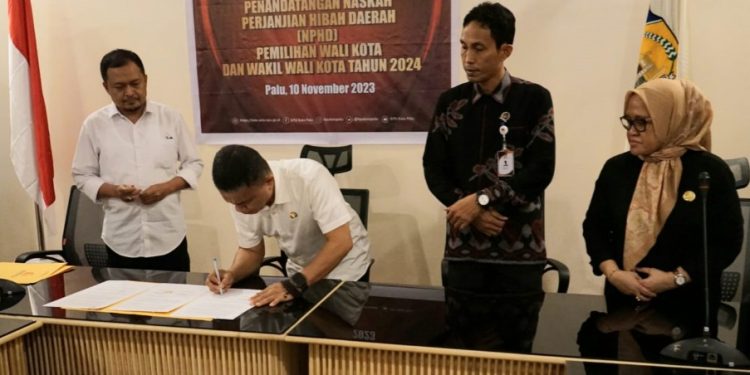 Pemkot Palu Tandatangani NPHD Bersama KPU Dan Bawaslu Kota Palu