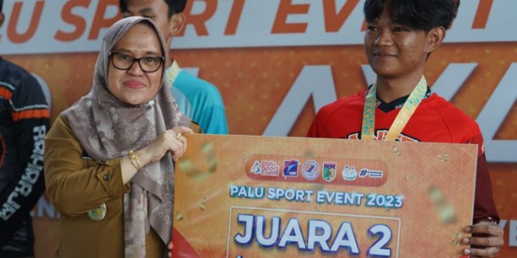 Sekda Kota Palu Secara Resmi Menutup Lomba Paralayang PSE 2023