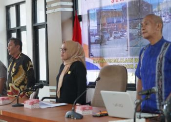 Sekretaris Daerah Kota Palu Memberikan Arahan Pada Seminar Hasil Kajian Pengelolaan dan Penataan Perparkiran di Pinggir Jalan