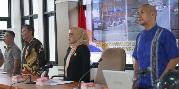 Sekretaris Daerah Kota Palu Memberikan Arahan Pada Seminar Hasil Kajian Pengelolaan dan Penataan Perparkiran di Pinggir Jalan