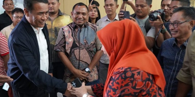 Wawali Palu Bersama Gubernur Sulteng Sambut Kedatangan Menteri Pertanian RI Andi Amran Sulaiman Di Bandara Mutiara Sis Aljufri Palu