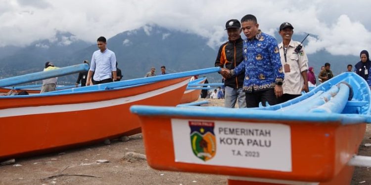 Wali Kota Palu Serahkan Bantuan 62 Unit Perahu Fiber Nelayan Di 8 Kelurahan