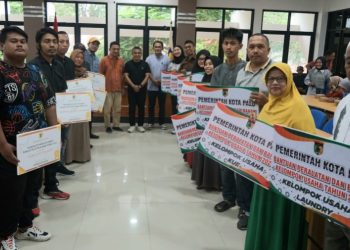 Wali Kota Palu Serahkan Bantuan Peralatan Usaha Untuk IKM dan UMKM