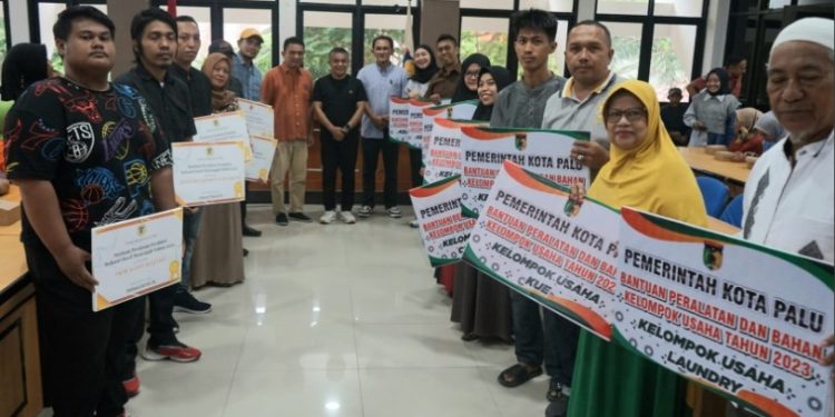 Wali Kota Palu Serahkan Bantuan Peralatan Usaha Untuk IKM dan UMKM