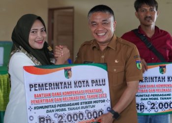 Penyerahan Dana Kompensasi Kepada 82 PKL Kawasan Tanah Runtuh, Ini Pesan Wali Kota Palu