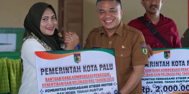 Penyerahan Dana Kompensasi Kepada 82 PKL Kawasan Tanah Runtuh, Ini Pesan Wali Kota Palu