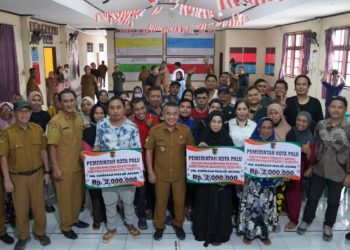 Wali Kota Palu Serahkan Dana Kompensasi Kepada 47 PKL Kawasan Mesjid Raya Darussalam