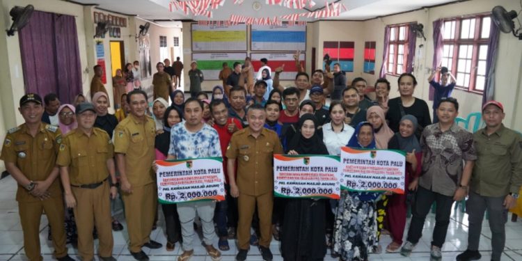 Wali Kota Palu Serahkan Dana Kompensasi Kepada 47 PKL Kawasan Mesjid Raya Darussalam