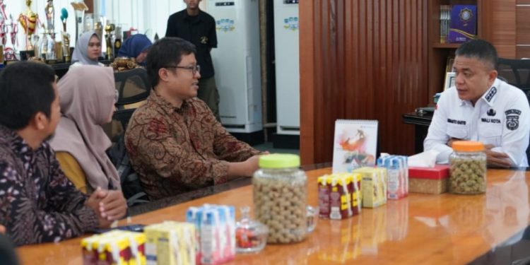 Wali Kota Palu Menerima Kunjungan Guru SDN Inpres Silae