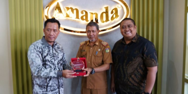Asisten I Setda Kota Palu Resmikan Grand Opening Outlet Amanda Brownies Palu