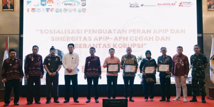 Kepala Inspektorat Kota Palu Terima Piagam Penghargaan APIP Tahun 2023