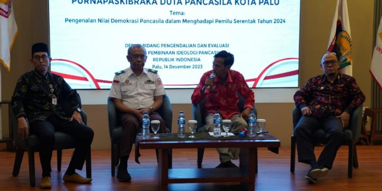Kaban Kesbangpol Kota Palu Membuka Kegiatan Peningkatan Kompetensi Purnapaskibraka Duta Pancasila