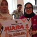 Sekkot Irmayanti Secara Simbolis Menyerahkan Hadiah Pemenang Lomba Kelurahan Inovasi Tingkat Masyarakat Se-Kota Palu tahun 2023