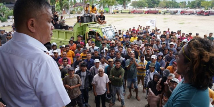 Ratusan Supir Truck Duduki Kantor Wali Kota Minta Premanisme di SPBU Di Hapuskan