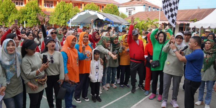 Wali Kota Palu Lepas Peserta Jalan Santai Keluarga Besar Alumni SMP Negeri 2 Palu