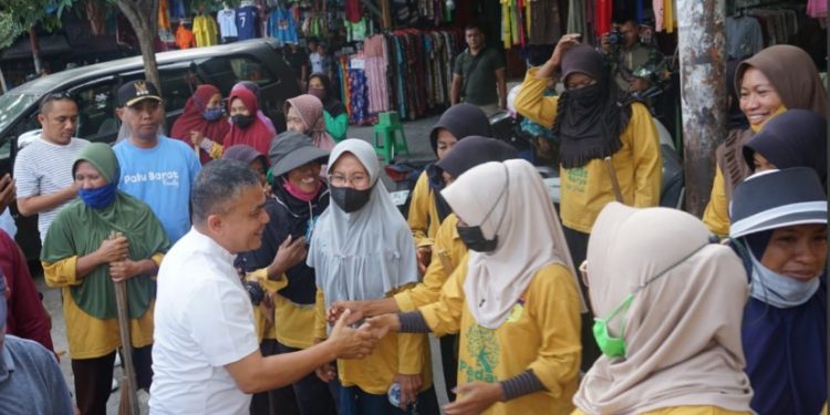 Hadiri Giat Karya Bakti Pembersihan Pasar Inpres Manonda, Wali Kota Ajak Pedagang Menjaga Kebersihan Pasar