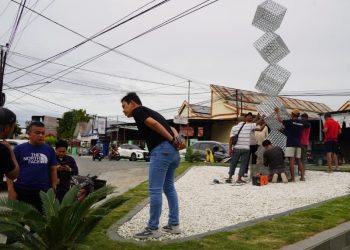 Wali Kota Palu Meninjau Langsung Pemasangan Ornamen Tugu di RTH Kelurahan Lasoani