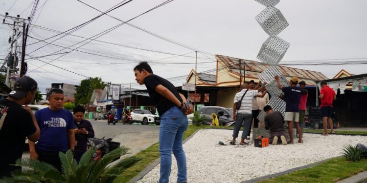 Wali Kota Palu Meninjau Langsung Pemasangan Ornamen Tugu di RTH Kelurahan Lasoani