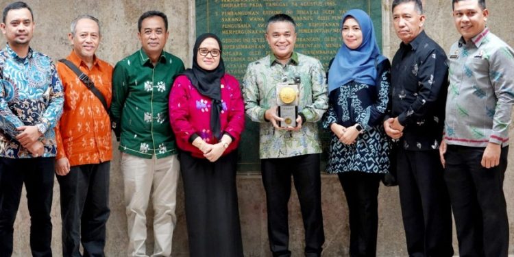 Wali Kota Palu Menerima Penghargaan Adipura Tahun 2023