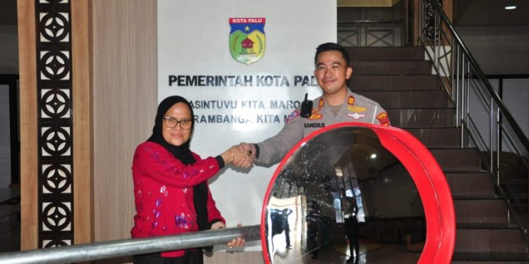 Pemkot Palu Serahkan Bantuan Traffic Mirror Kepada Satlantas Polresta Palu