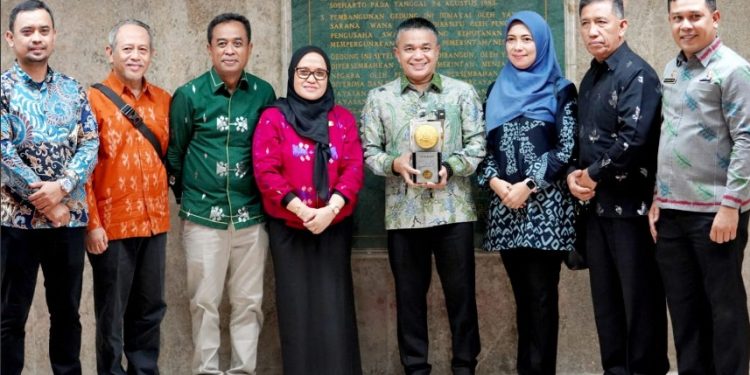 Terima Piala Penghargaan Adipura, Hadianto Rasyid Ajak Masyarakat Kota Palu Terus Jaga Kebersihan Lingkungan Sekitar