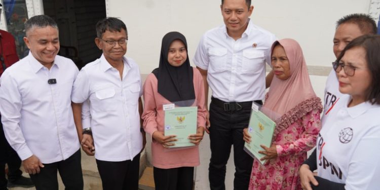 Wali Kota Palu Dampingi Menteri AHY Serahkan 655 Sertifikat Kepada Masyarakat Terdampak Bencana Alam Tahun 2018 Silam