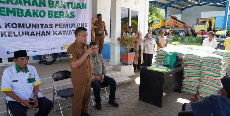 Wali Kota Palu Serahkan Paket Bantuan Kepada 200 Komunitas Pemulung