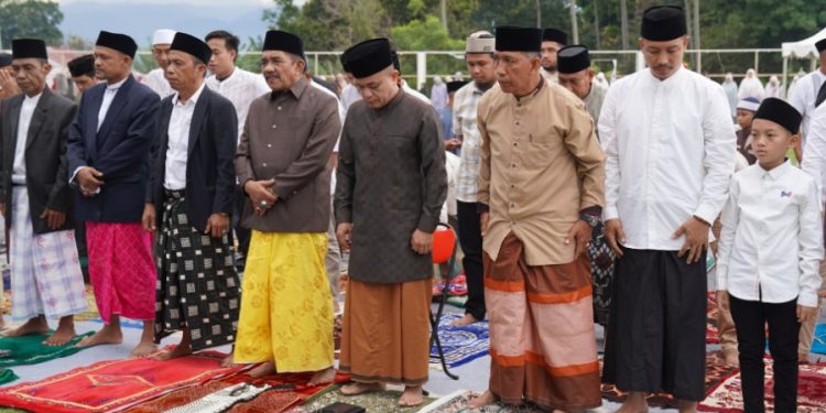 Pemkot Palu Gelar Salat Idul Fitri di Lapangan Sepak Bola Tipo, Wali Kota Berharap Masyarakat Semakin Matang Dalam Semua Hal