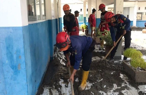 Damkar Kota Palu Turunkan Tim Rescue Ke Lokasi Banjir Bandang Sigi