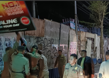 Langgar Perwali Nomor 17 Tahun 2022, Papan Reklame Produk Baterai Di Bongkar Satpol PP