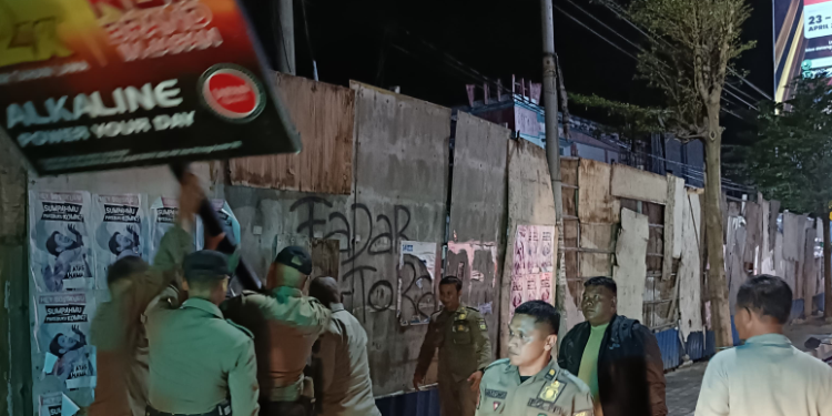 Langgar Perwali Nomor 17 Tahun 2022, Papan Reklame Produk Baterai Di Bongkar Satpol PP