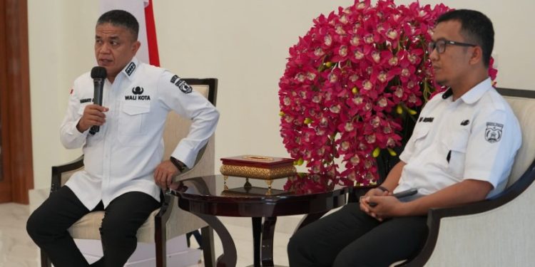 Rapat Evaluasi Penyaluran BBM Bersubsidi, Wali Kota Palu Minta SPBU Mamboro Perhatikan Ketertibaan Antrian