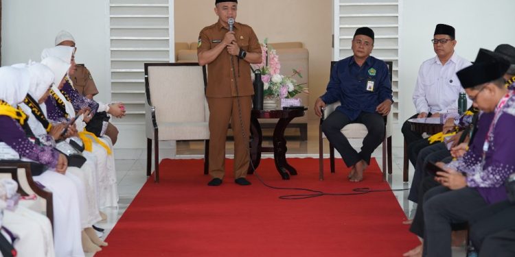 Wali Kota Palu Melepas 63 Calon Jemaah Haji Kota Palu Kloter 12 Embarkasi Balikpapan