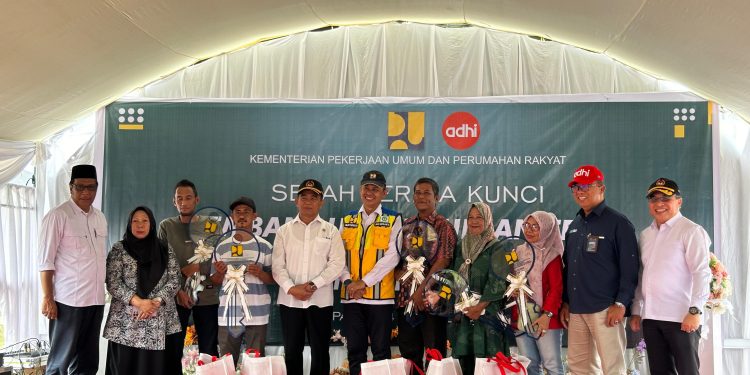 Menko PMK RI Muhadjir Effendy Serahkan Secara Simbolis Kunci Huntap Tondo II Kepada Masyarakat Terdampak Bencana 2018 Silam