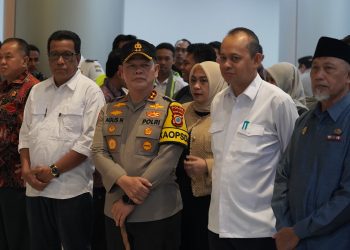 Asisten Pemerintahan dan Kesra Setda Kota Palu Menyambut Kedatangan Menko PMK RI Di Bandara Mutiara Sis Aljufri Palu