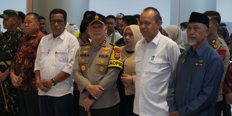 Asisten Pemerintahan dan Kesra Setda Kota Palu Menyambut Kedatangan Menko PMK RI Di Bandara Mutiara Sis Aljufri Palu