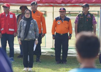 Setda Irmayanti Pettalolo Membuka Kegiatan Simulasi Bencana Di Lapangan Sepakbola Labuan Beru