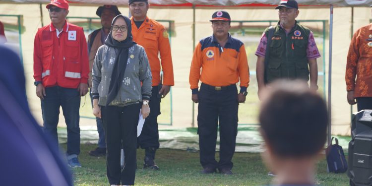 Setda Irmayanti Pettalolo Membuka Kegiatan Simulasi Bencana Di Lapangan Sepakbola Labuan Beru