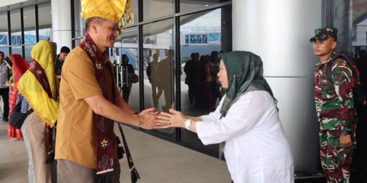 Wawali Reny A. Lamadjido Menyambut Kedatangan Panglima Kodam XIII/Merdeka Mayjen TNI Chandra Wijaya