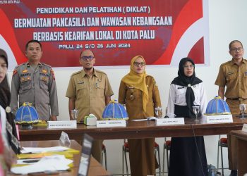 Sekkot Irmayanti Pettalolo Membuka Diklat Badan Kesbangpol Kota Palu