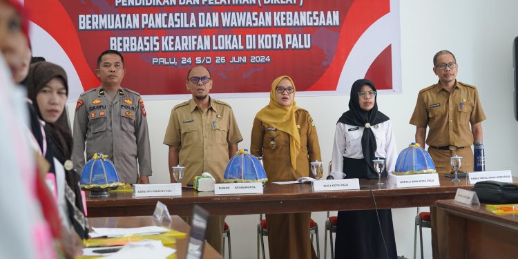 Sekkot Irmayanti Pettalolo Membuka Diklat Badan Kesbangpol Kota Palu