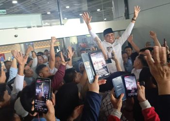 Ribuan Milineal Padati Bandara Mutiara Sis Aljufri Menjemput Pasangan Anwar-Reny