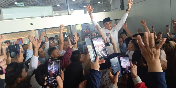 Ribuan Milineal Padati Bandara Mutiara Sis Aljufri Menjemput Pasangan Anwar-Reny